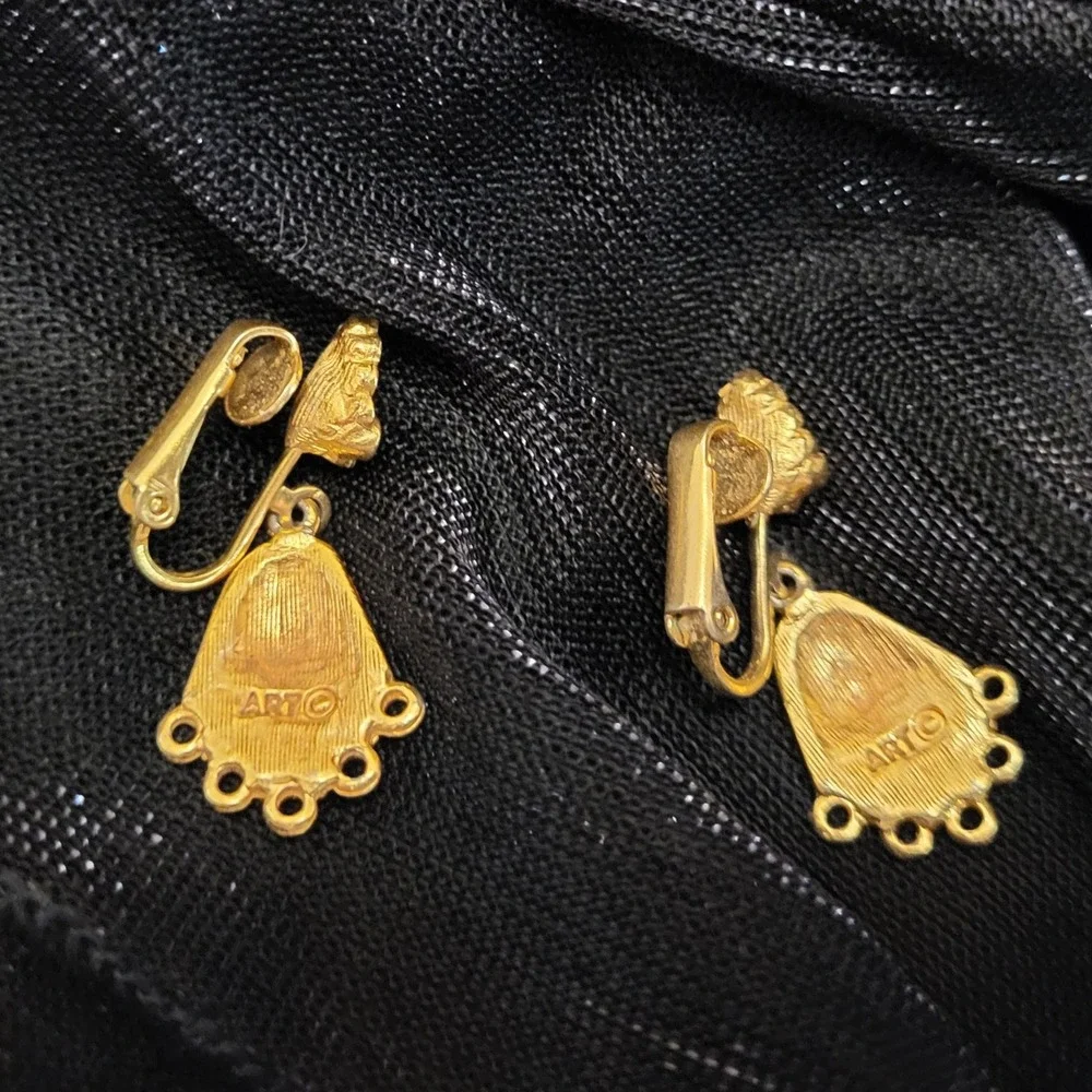 ART Brand Clip-on Gold Pharoah Egyptian Earrings Vintage Antique Stamped Signed - Picture 5 of 7